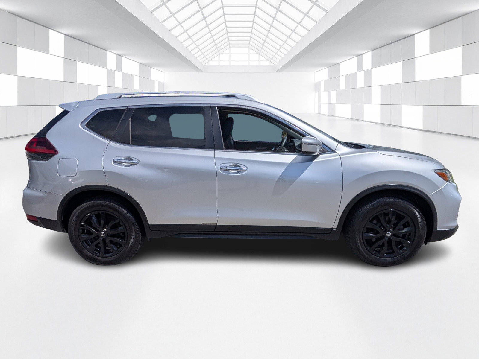 Used 2018 Nissan Rogue SV image 8