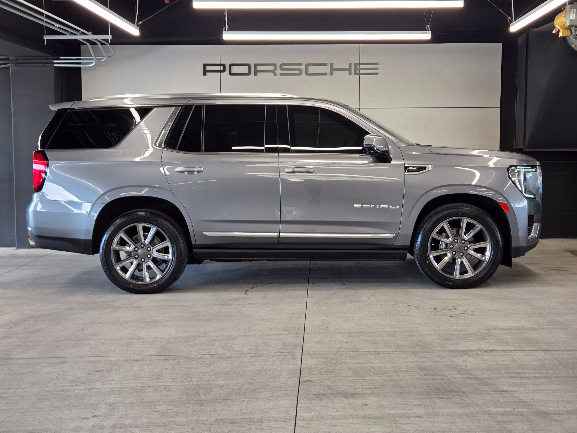 Used 2021 GMC Yukon Denali w/ Denali Premium Package AWD/4WD image 32