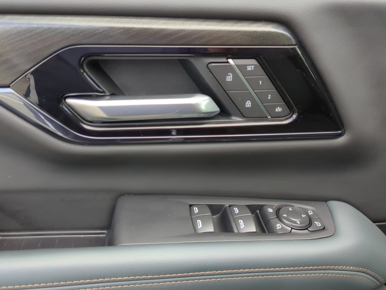Used 2025 GMC Yukon AT4 w/ AT4 Premium Package AWD/4WD image 24