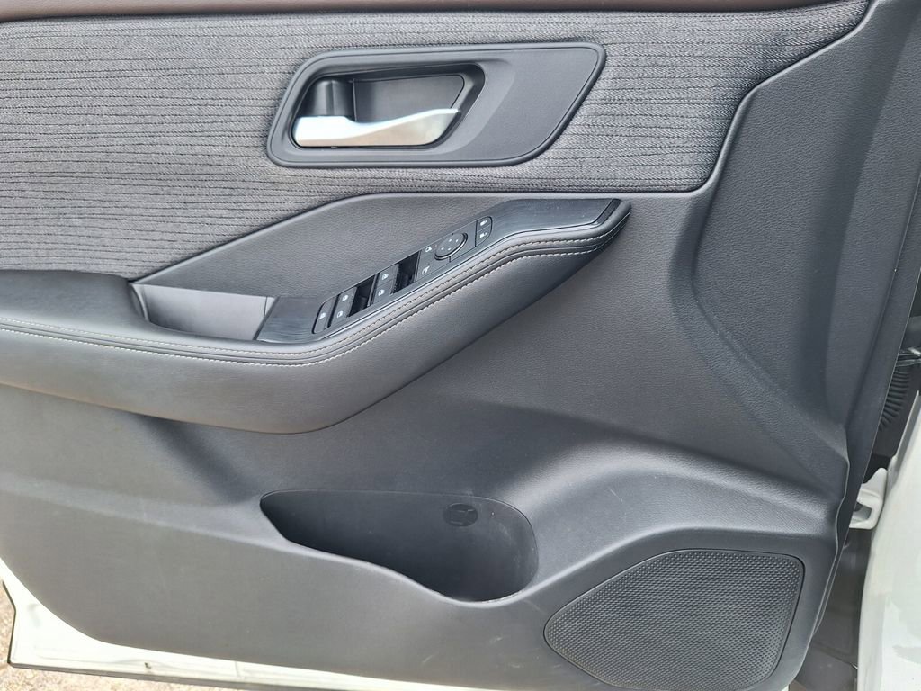 Used 2023 Nissan Rogue SV image 21