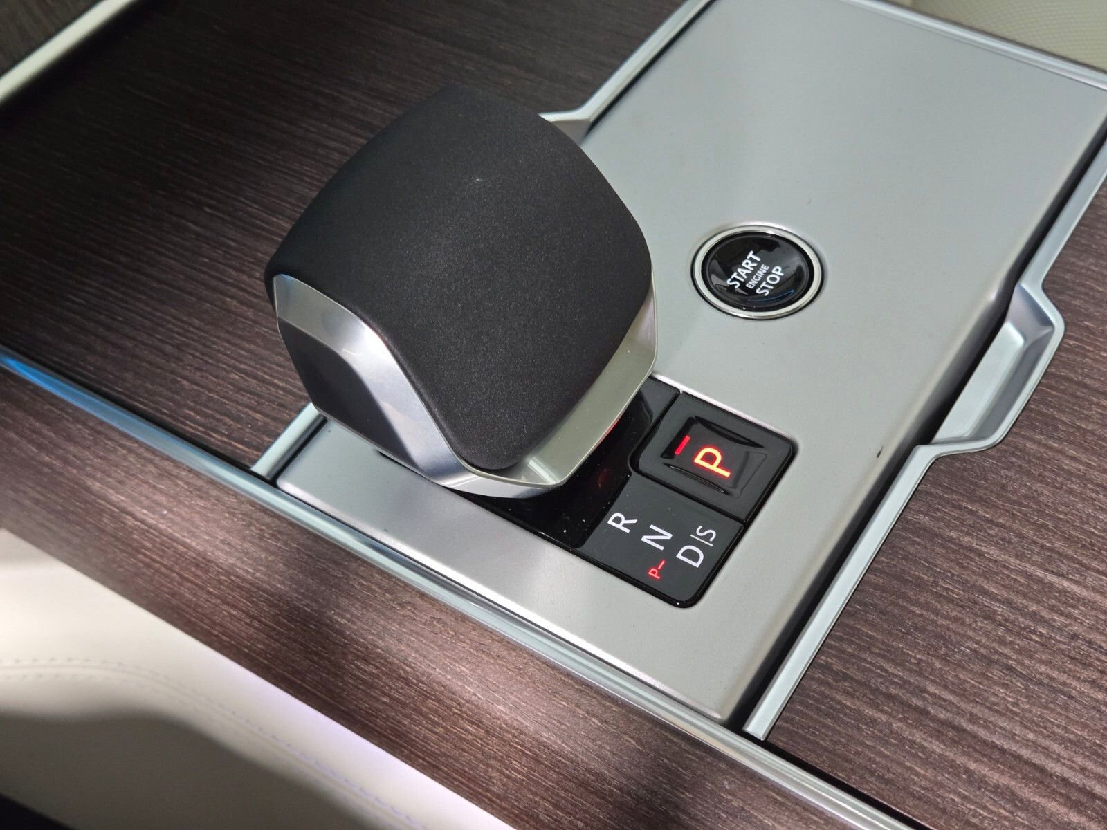 New 2026 Land Rover Range Rover SE image 30