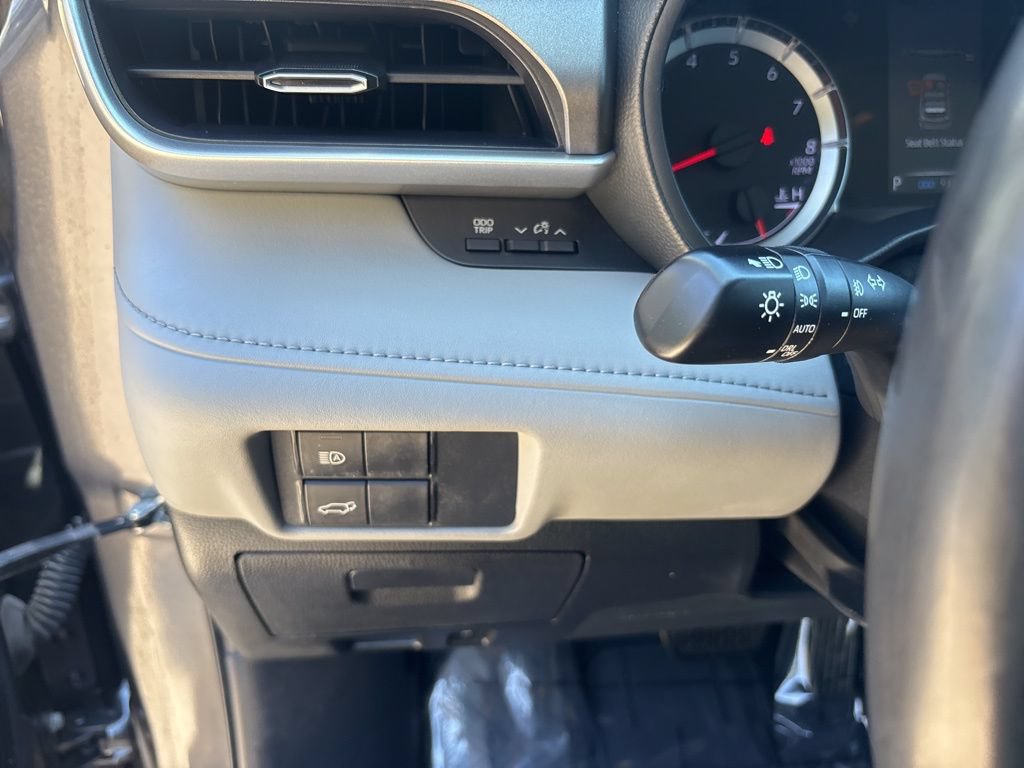 Used 2021 Toyota Highlander LE FWD image 28
