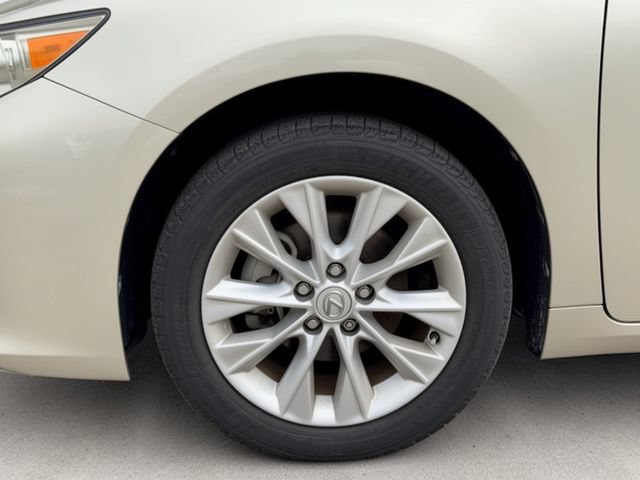 Used 2015 Lexus ES 300h w/ Navigation System Package FWD image 11