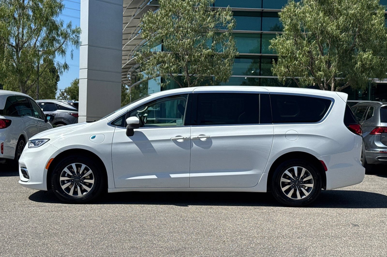 Used 2023 Chrysler Pacifica Touring-L FWD image 7