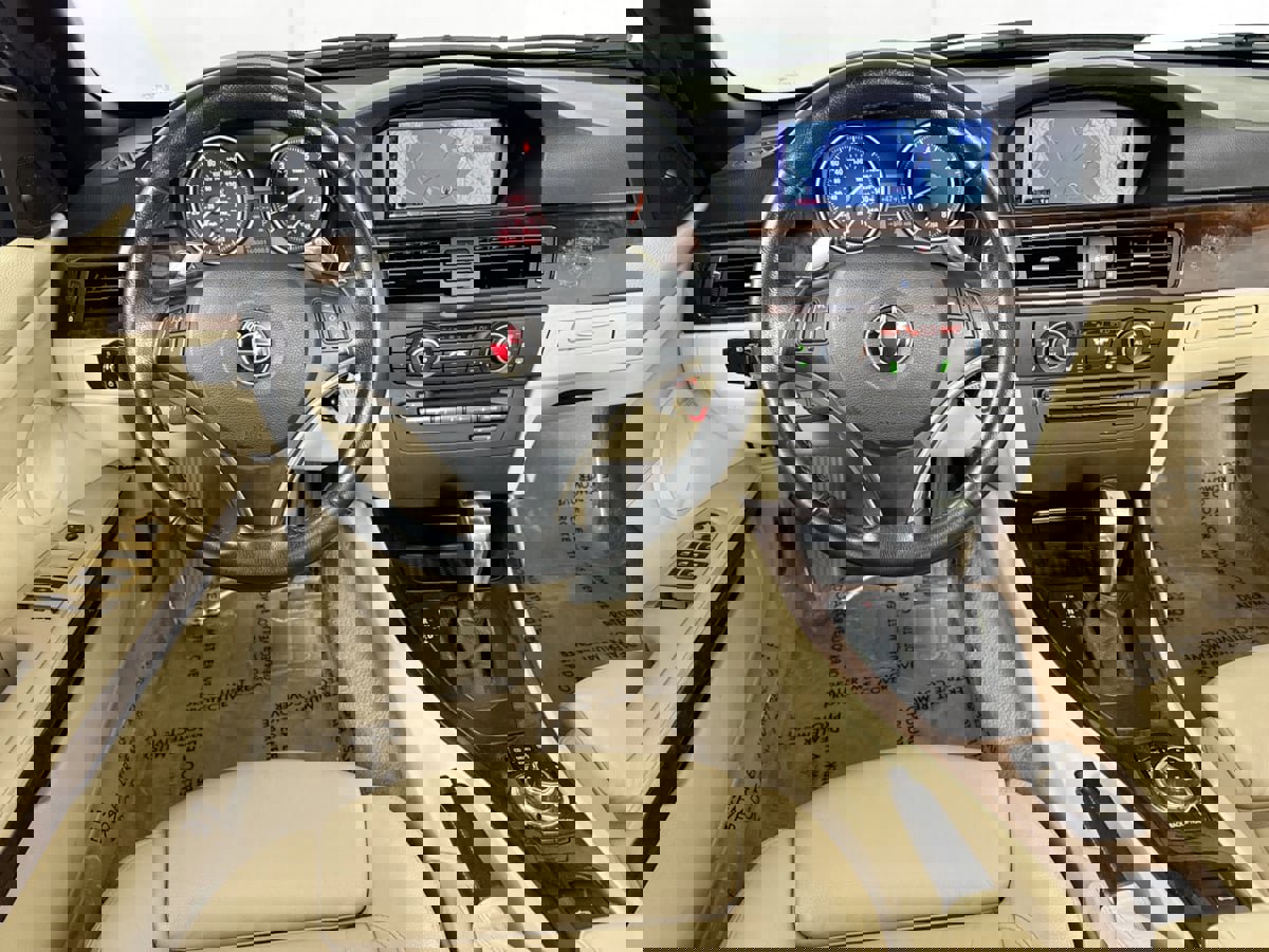 Used 2010 BMW 328i Convertible image 25