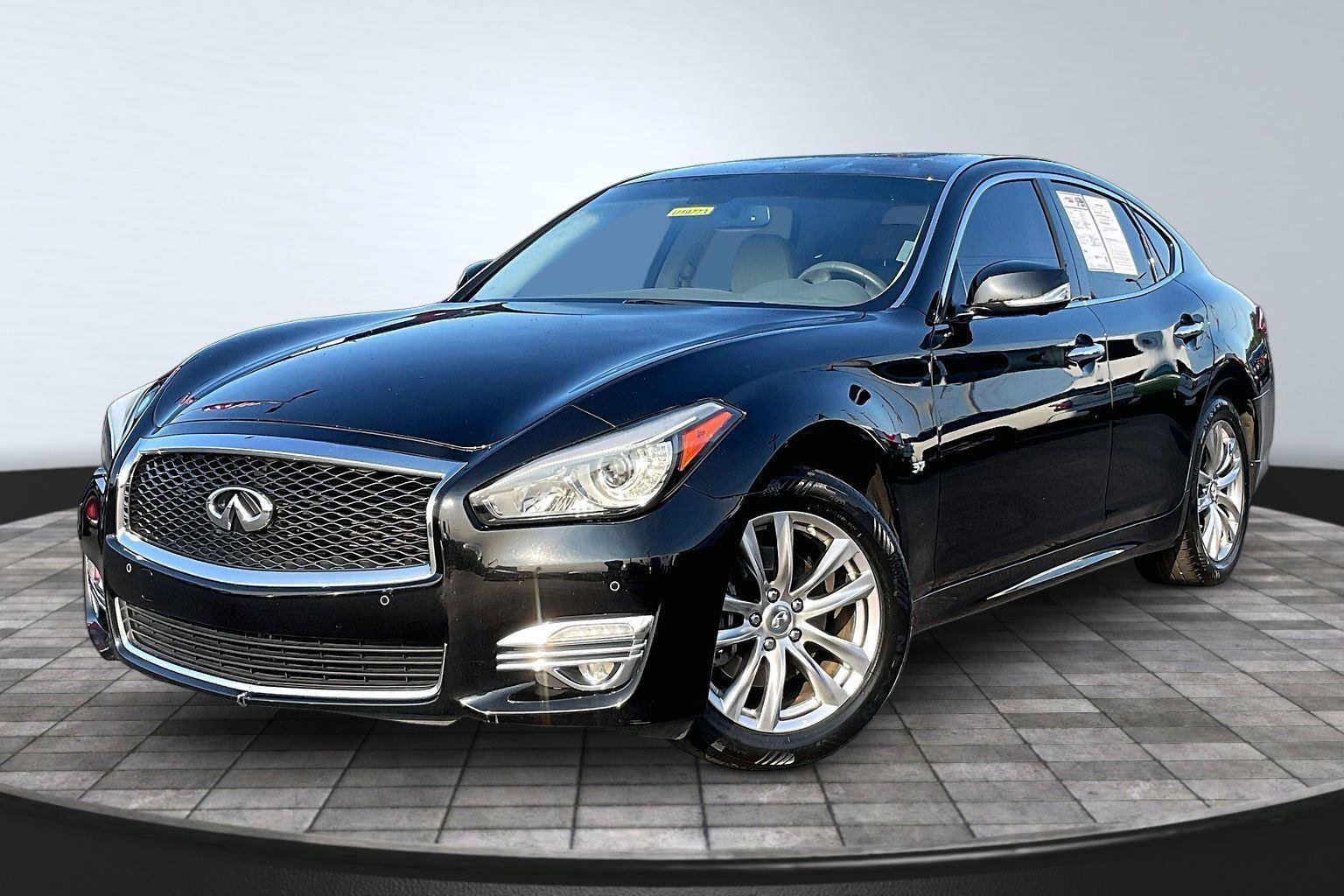 Used 2018 INFINITI Q70 Luxe w/ Cargo Package RWD image 13