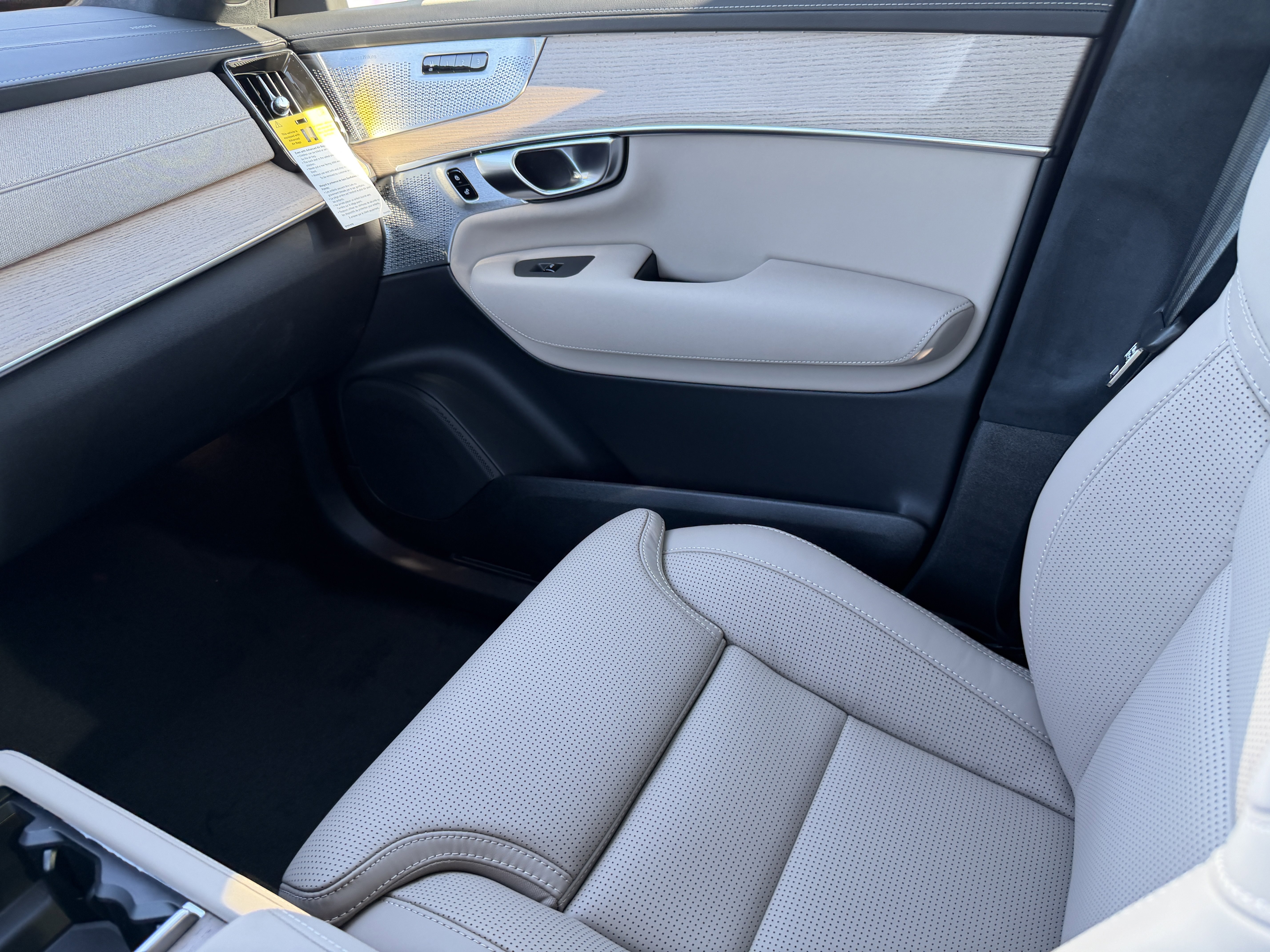 New 2026 Volvo XC90 B6 Ultra w/ Lounge Package image 15