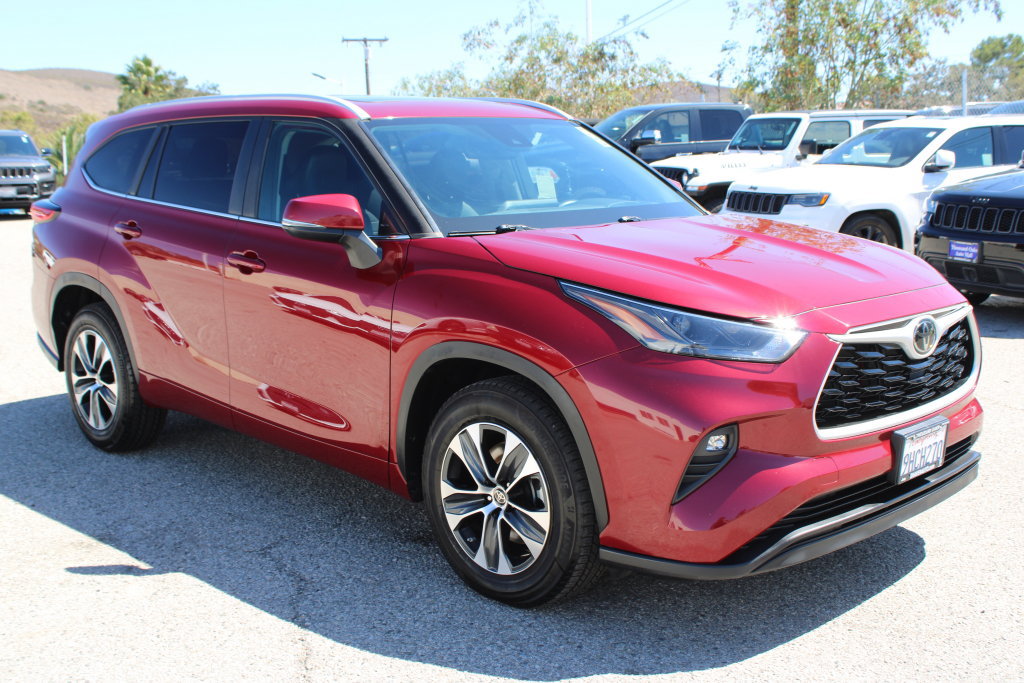 Used 2023 Toyota Highlander XLE FWD image 3