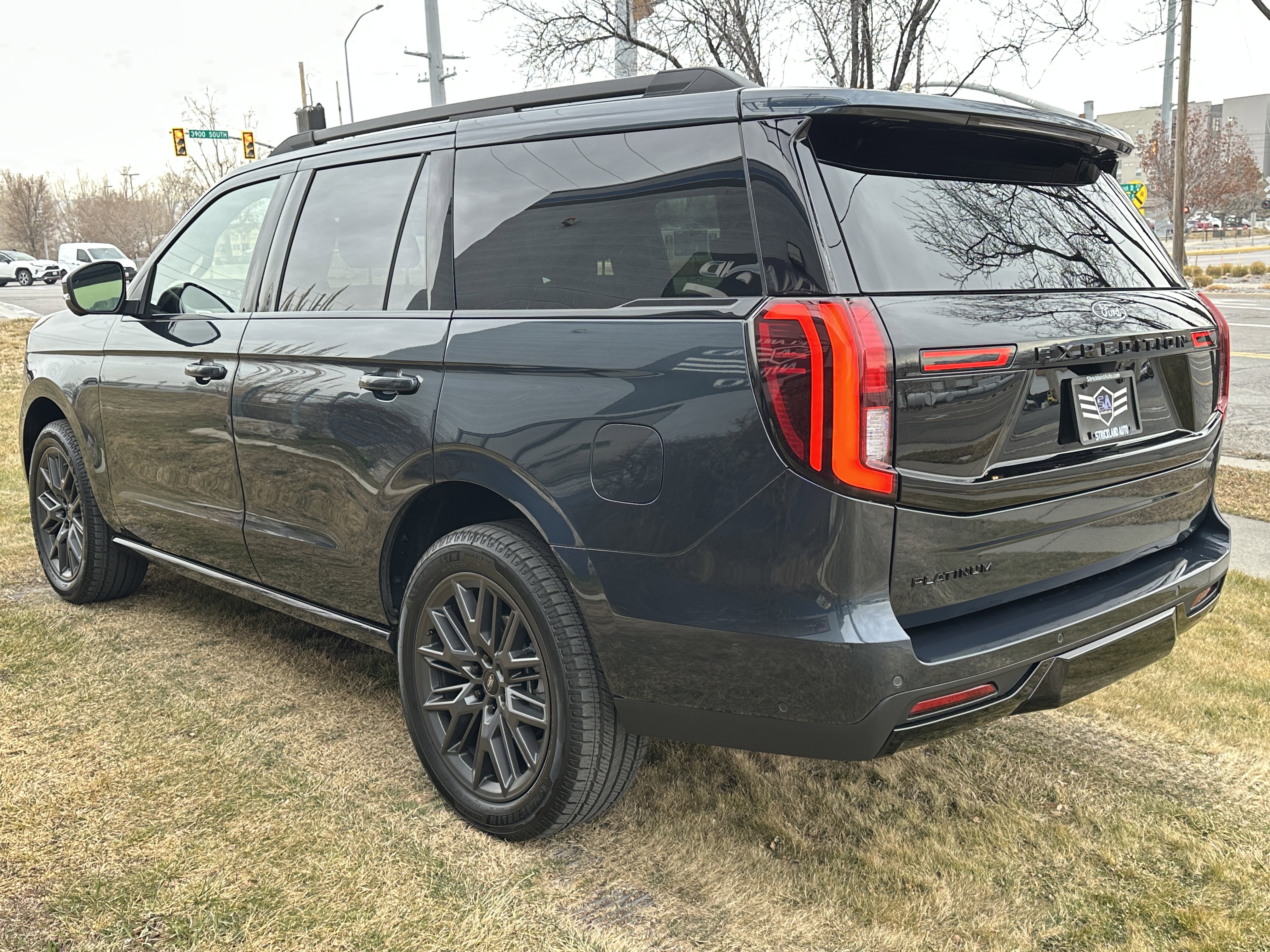 Used 2025 Ford Expedition Platinum w/ Stealth Appearance Package AWD/4WD image 9
