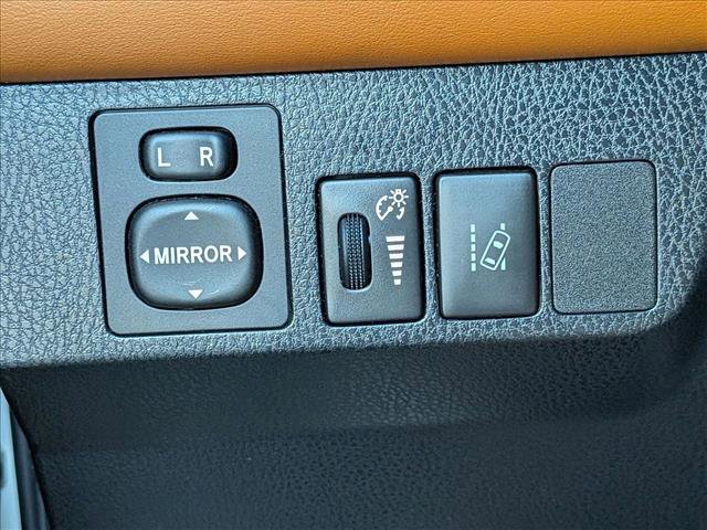 Used 2018 Toyota RAV4 Limited FWD image 11