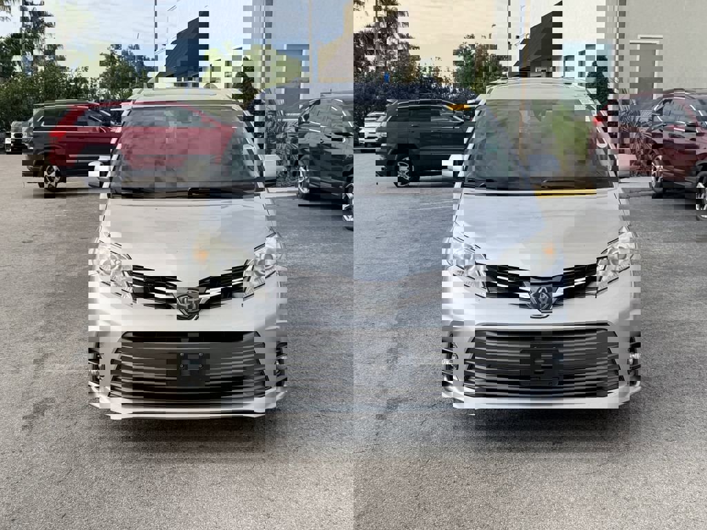 Used 2019 Toyota Sienna XLE image 10