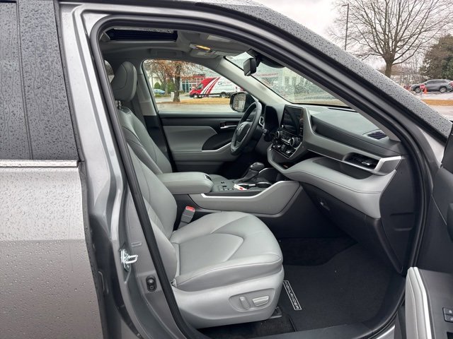 Used 2025 Toyota Highlander XLE image 18