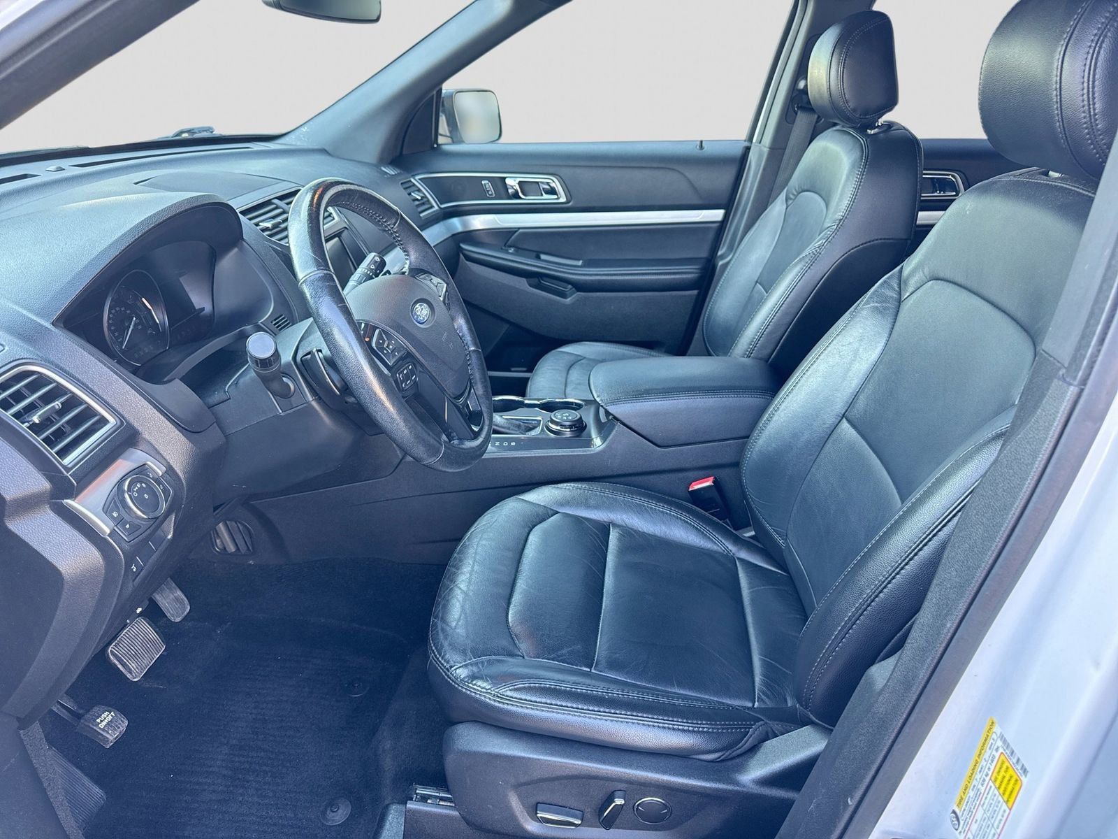 Used 2017 Ford Explorer XLT w/ Equipment Group 202A image 3