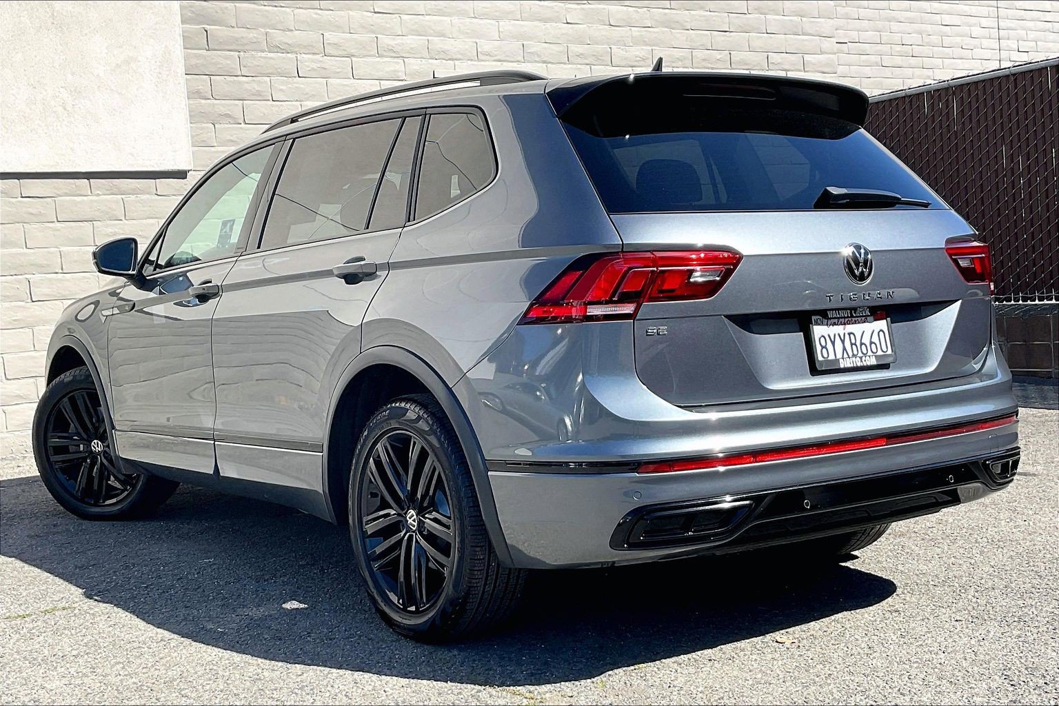 Used 2022 Volkswagen Tiguan SE R-Line FWD image 10