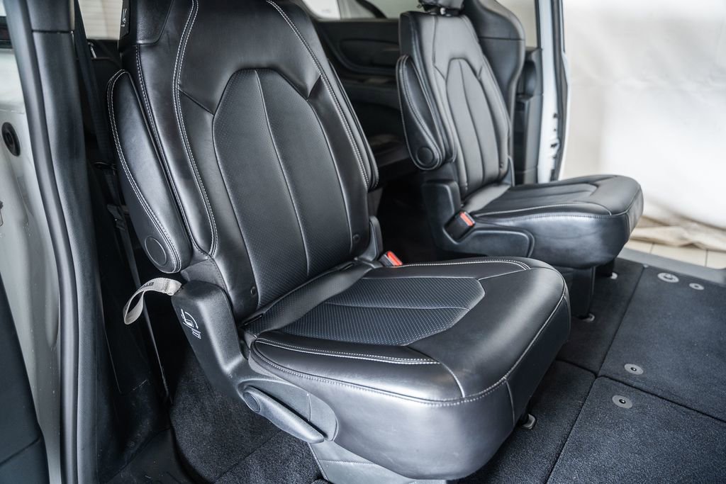 Used 2025 Chrysler Pacifica Select image 35