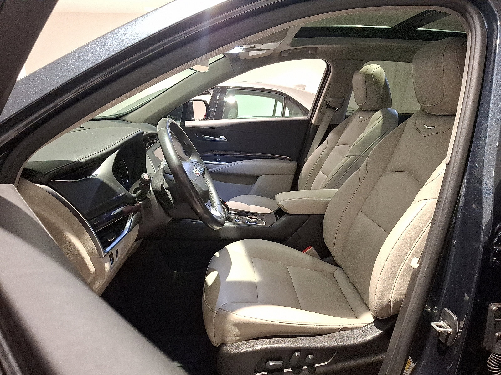 Used 2021 Cadillac XT4 Luxury w/ Cold Weather Package image 14