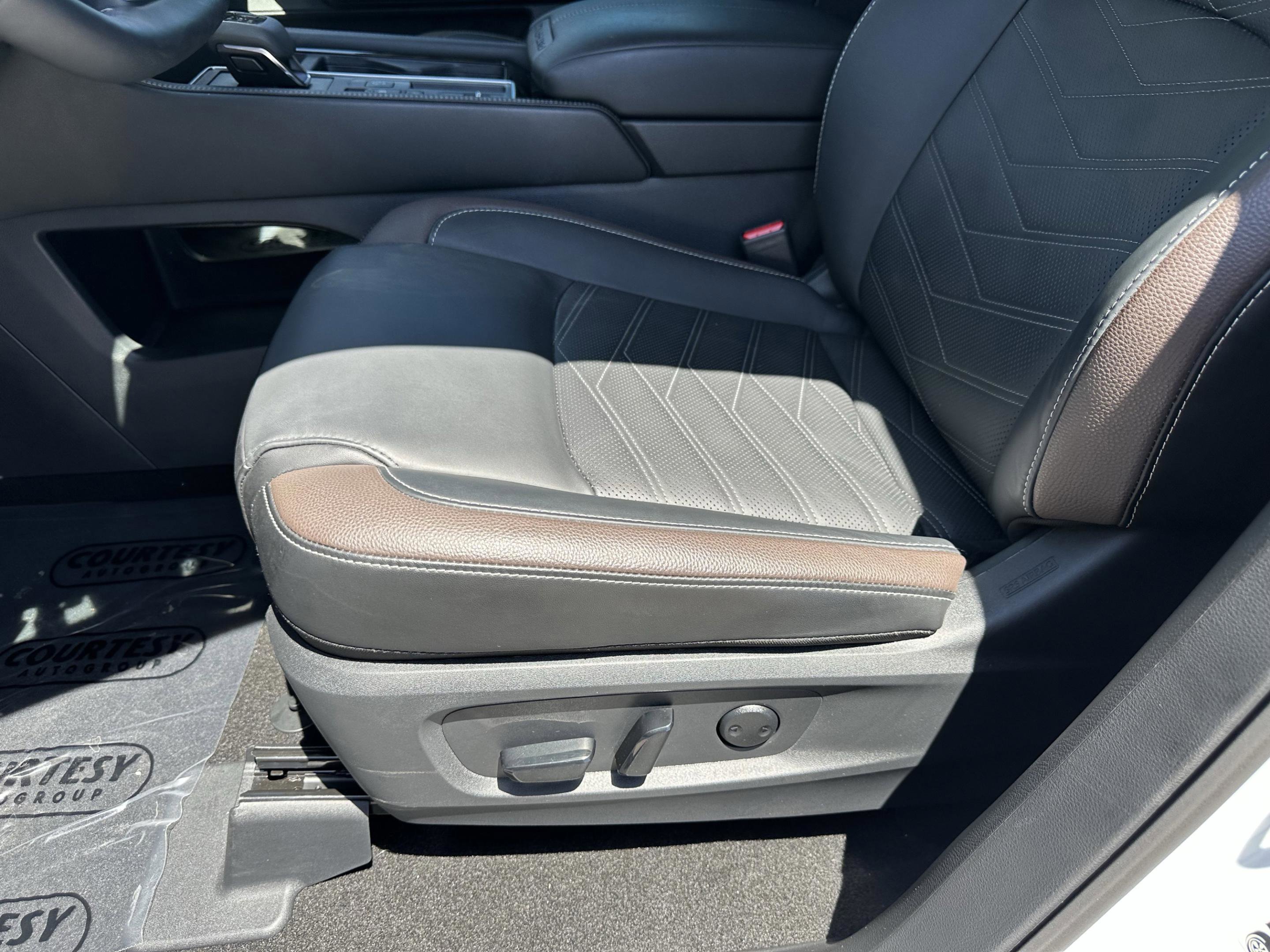 Certified 2025 Nissan Pathfinder Platinum w/ Cargo Package FWD image 22