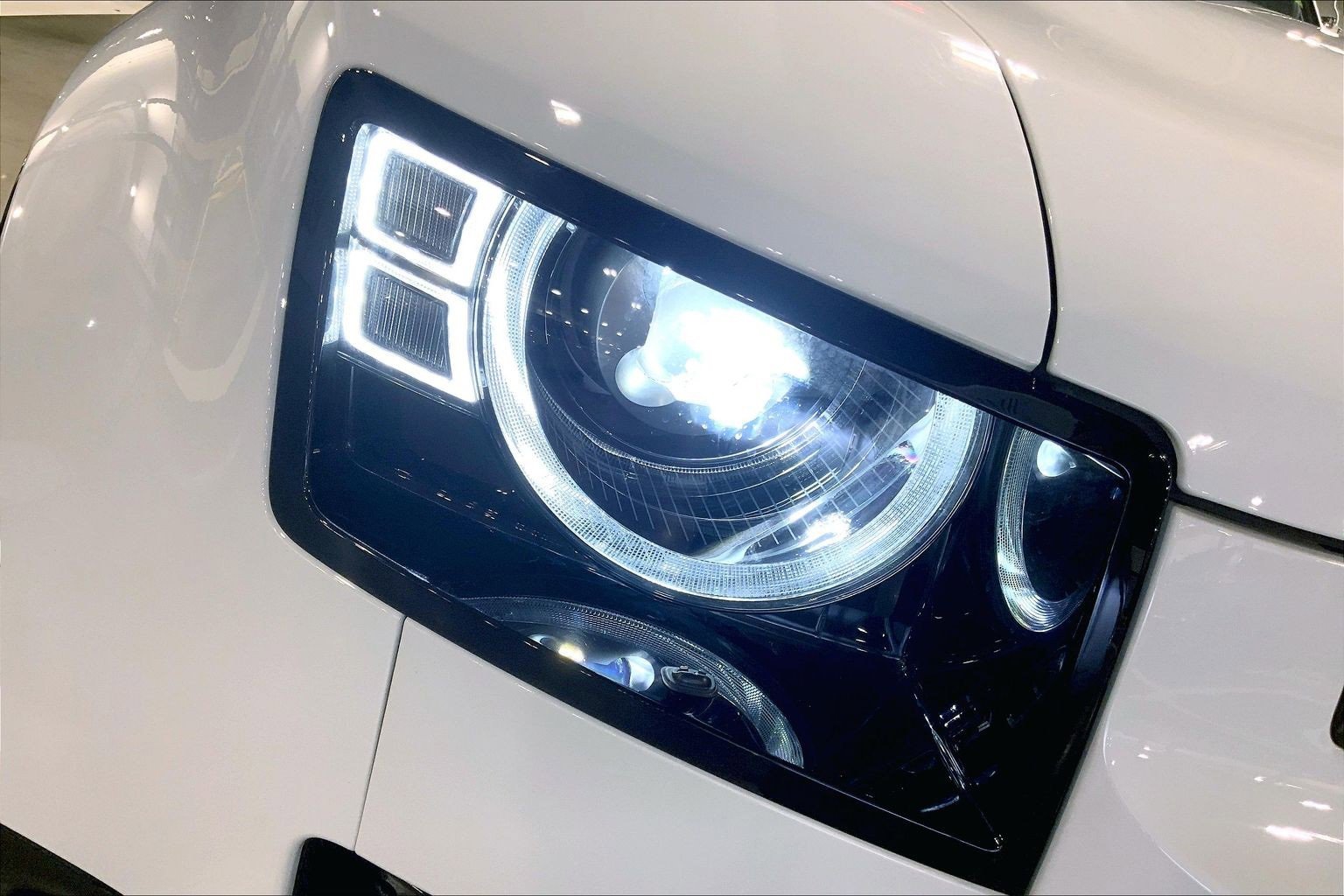 Used 2025 Land Rover Defender 130 X-Dynamic SE image 27