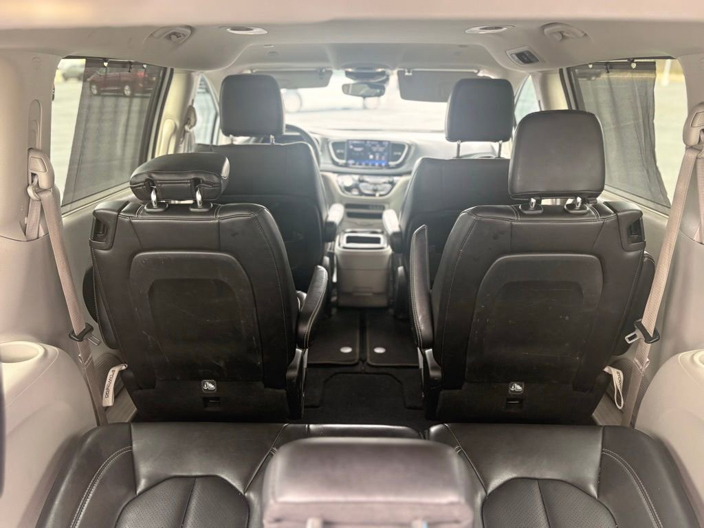 Used 2023 Chrysler Pacifica Touring-L image 12