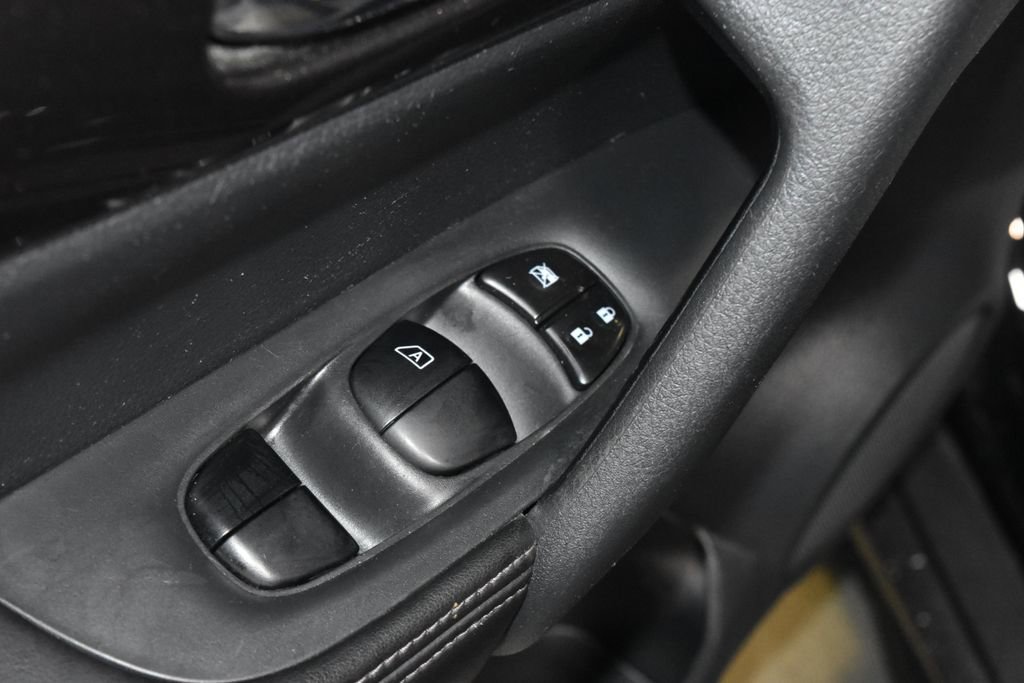 Used 2019 Nissan Rogue S w/ Special Edition Package FWD image 6