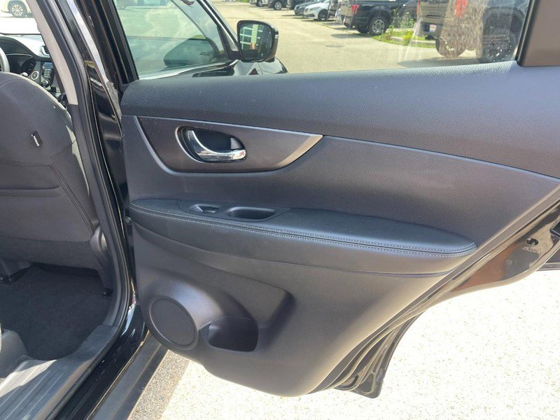 Used 2016 Nissan Rogue SV w/ SV Premium Package AWD/4WD image 15