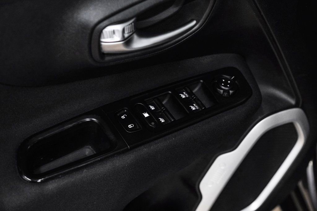 Used 2018 Jeep Renegade Latitude FWD image 46