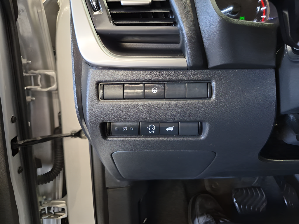 Used 2024 Nissan Rogue SV AWD/4WD image 18