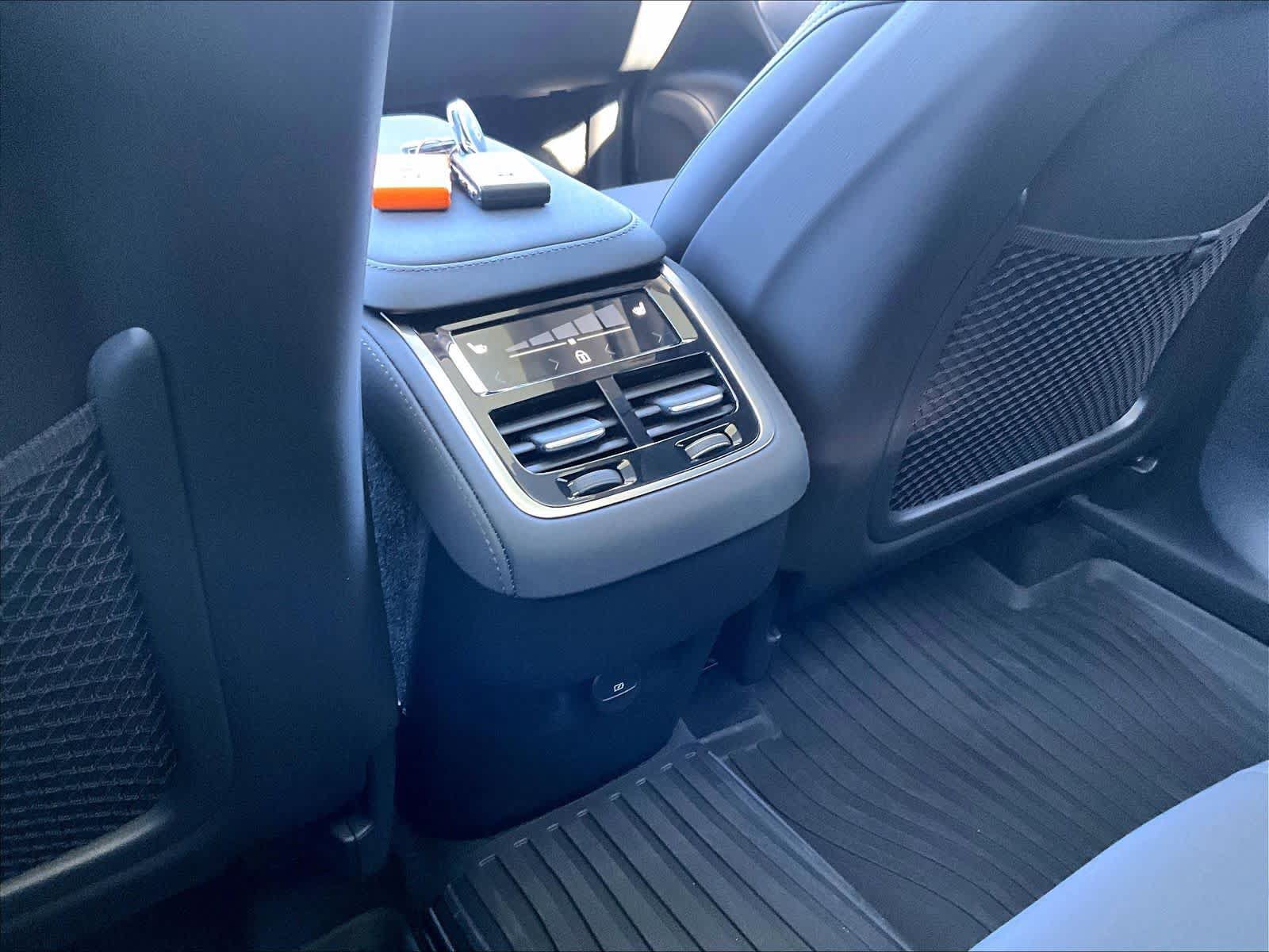 Used 2026 Volvo XC90 B5 Plus w/ Protection Package AWD/4WD image 39