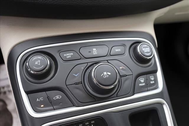Used 2015 Chrysler 200 Limited FWD image 18