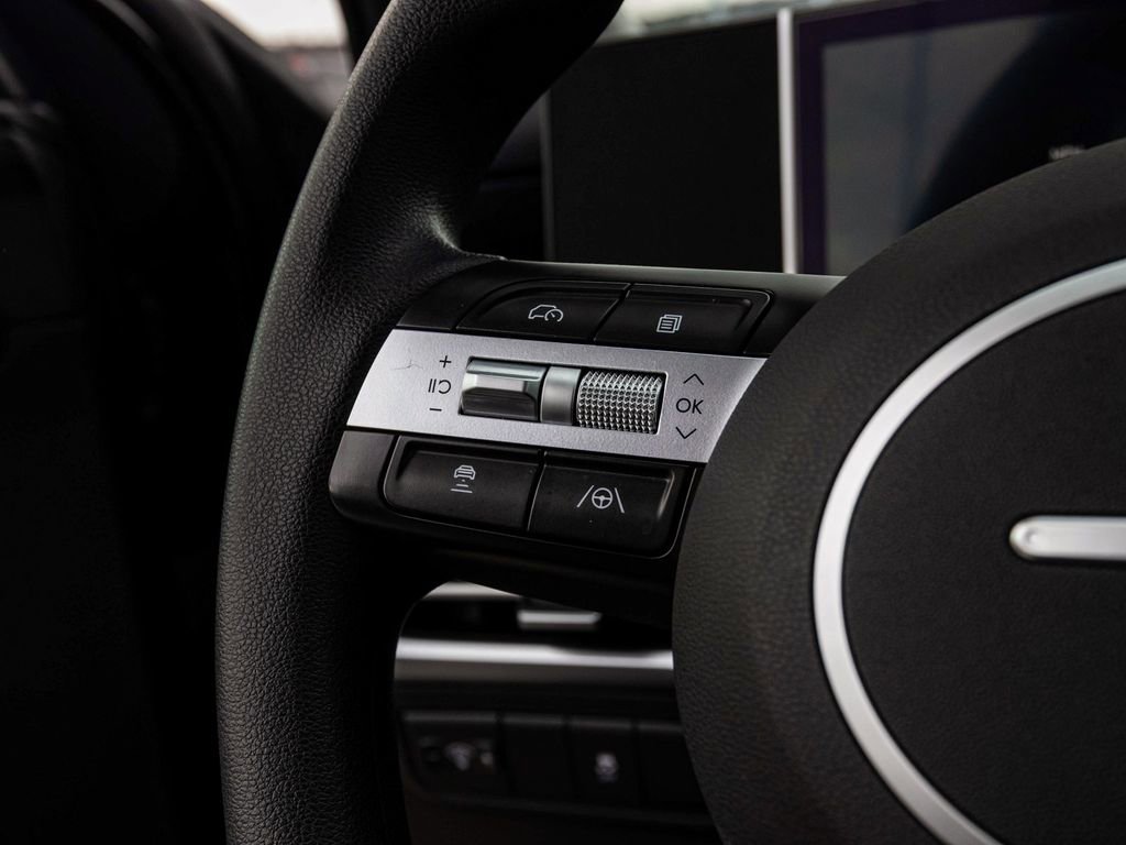 Used 2025 Hyundai Tucson SE image 23