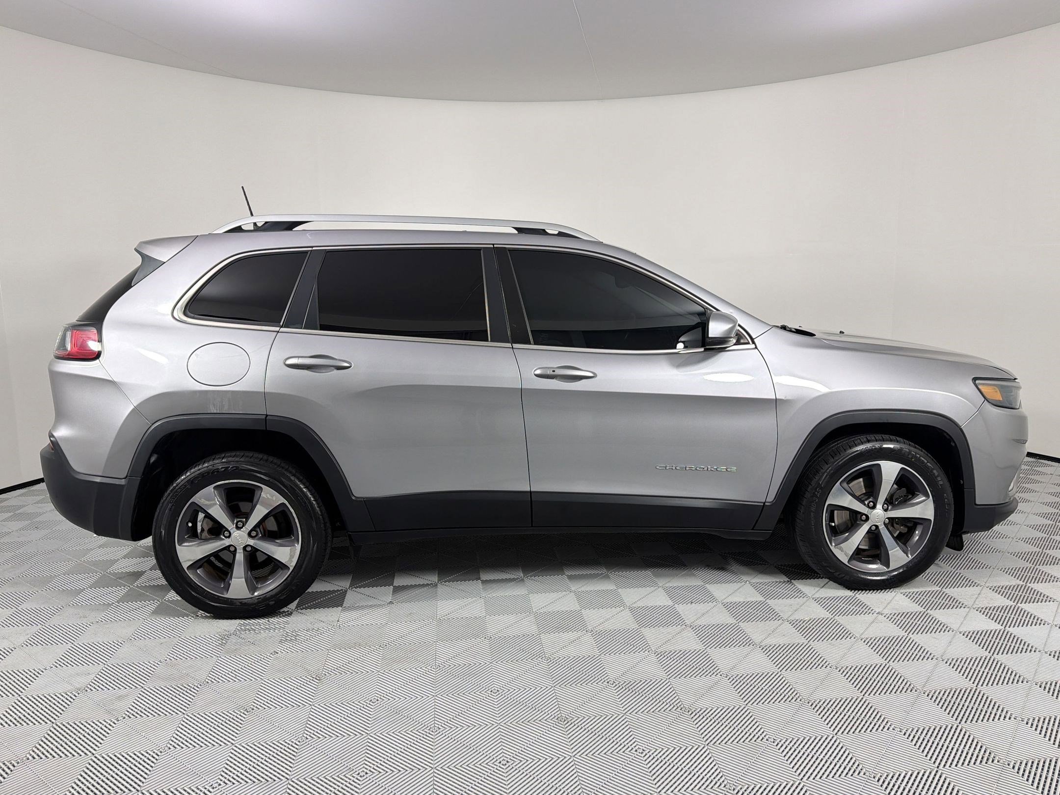 Used 2019 Jeep Cherokee Limited FWD image 8