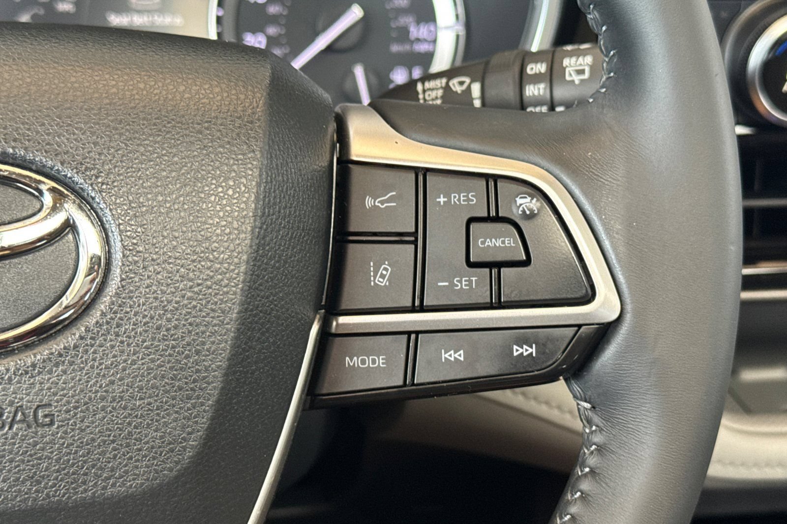 Used 2022 Toyota Highlander XLE AWD/4WD image 31