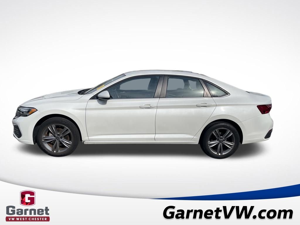 Used 2023 Volkswagen Jetta SE image 2