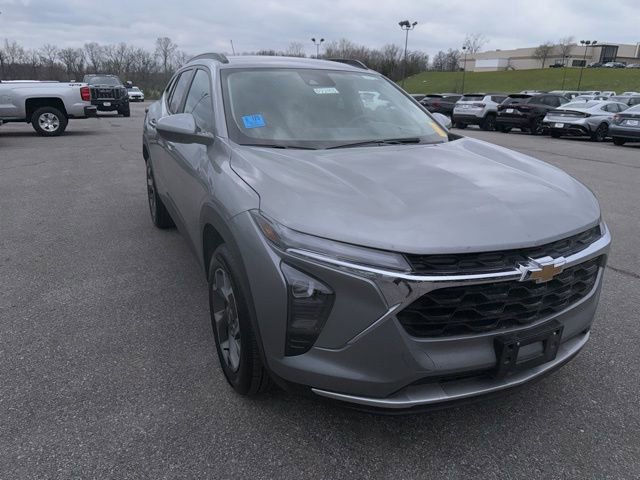 Used 2025 Chevrolet Trax LT w/ LT Convenience Package image 5