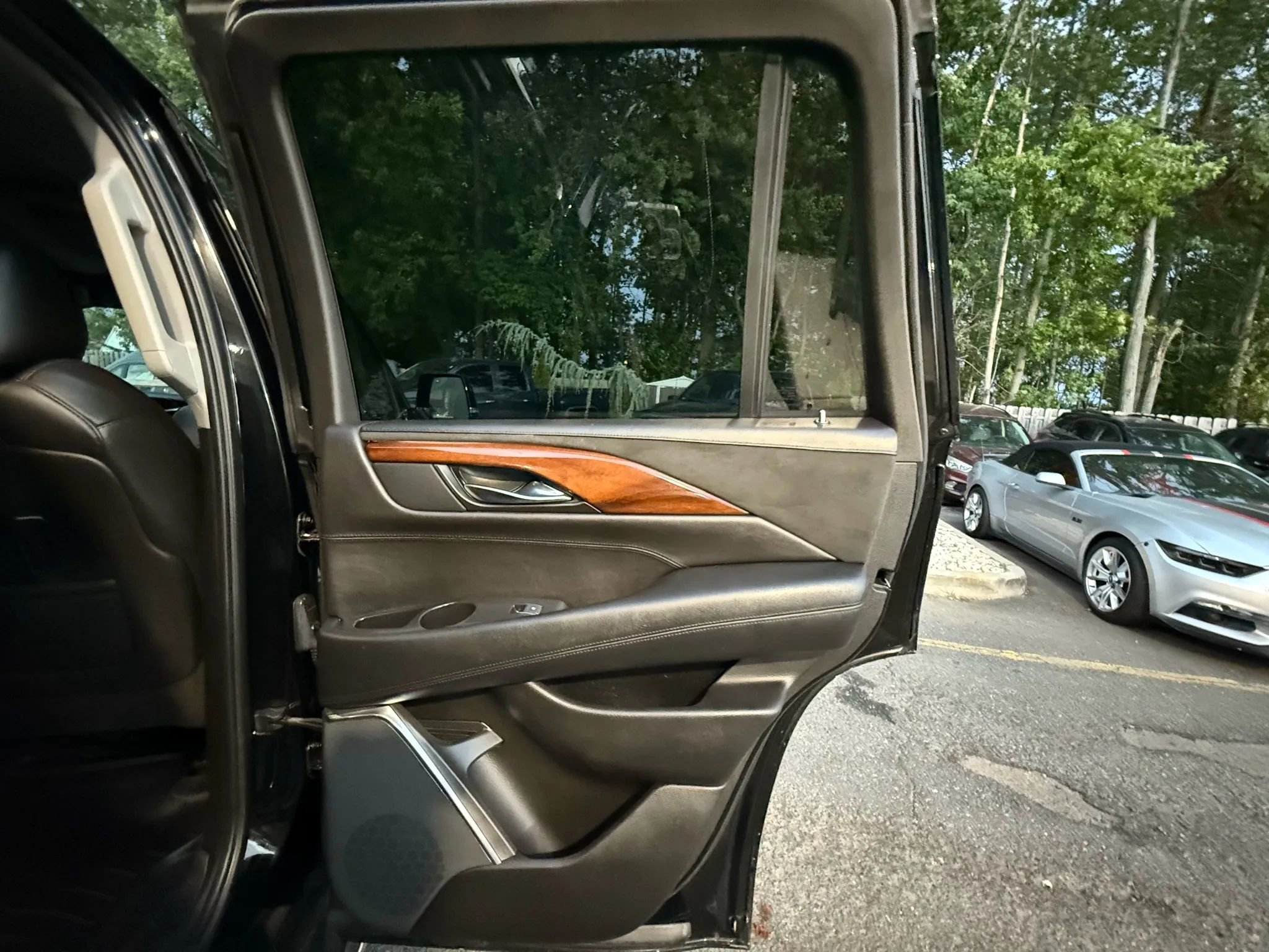Used 2016 Cadillac Escalade Luxury image 24