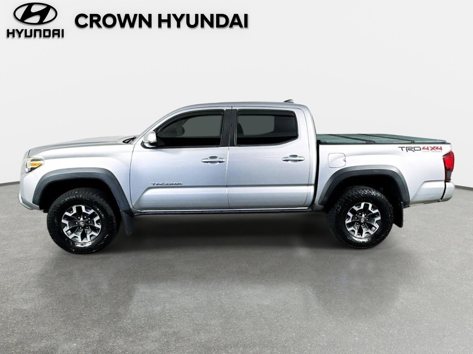 Used 2019 Toyota Tacoma TRD Off-Road w/ Technology Package AWD/4WD image 9