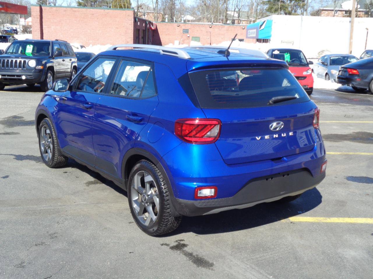 Used 2023 Hyundai Venue Limited image 3