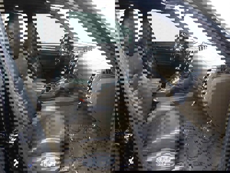 Used 2015 Porsche Cayenne Turbo image 25