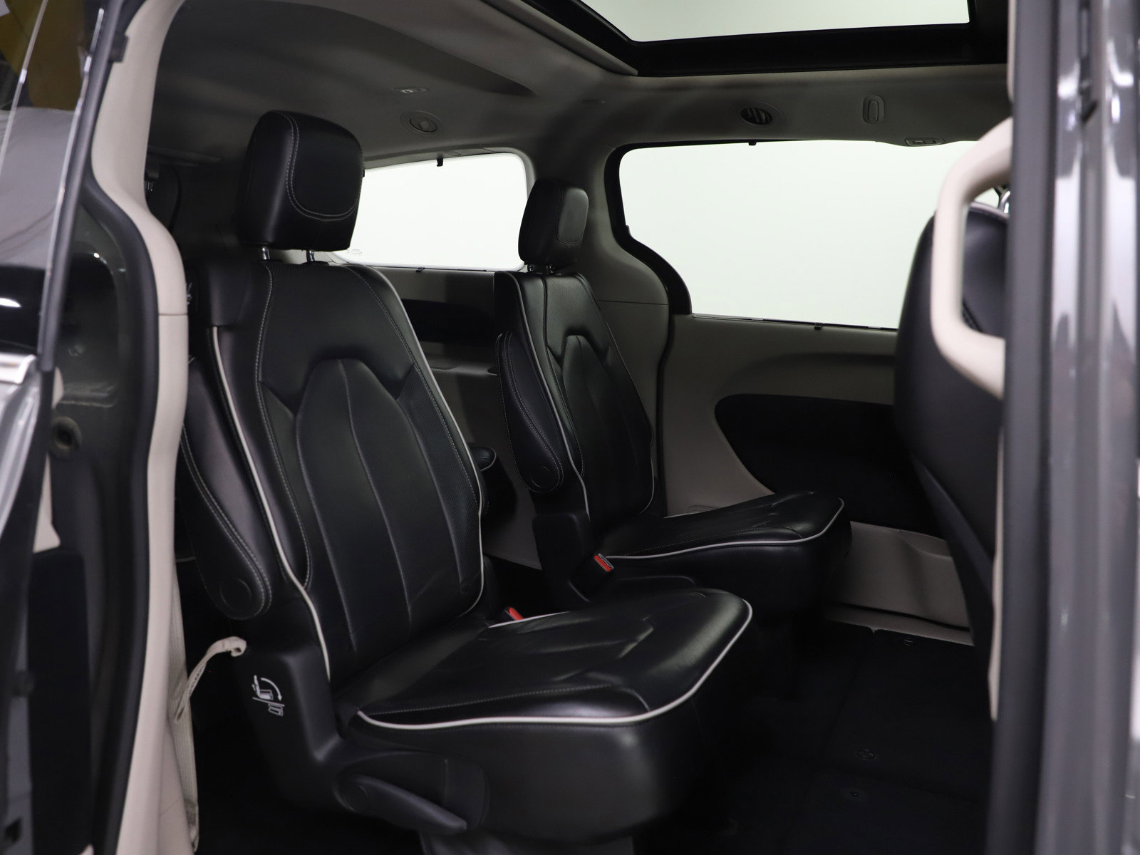 Used 2023 Chrysler Pacifica Limited image 13