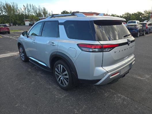 Used 2022 Nissan Pathfinder Platinum w/ Lighting Package (N93) FWD image 4