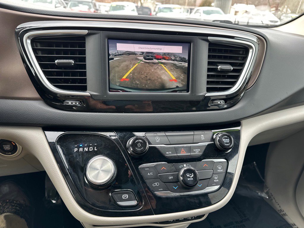 Used 2022 Chrysler Voyager LX image 27