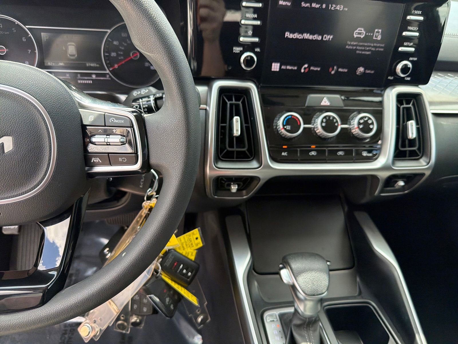 Used 2023 Kia Sorento LX image 16