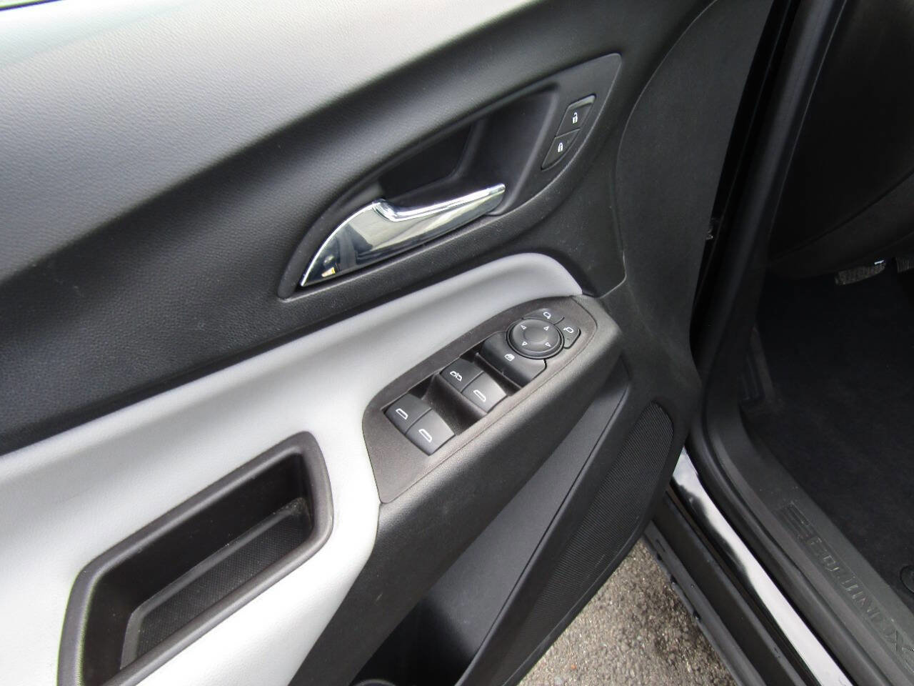 Used 2021 Chevrolet Equinox LS AWD/4WD image 19