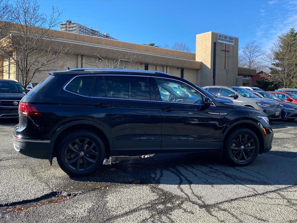 Certified 2024 Volkswagen Tiguan SE image 2