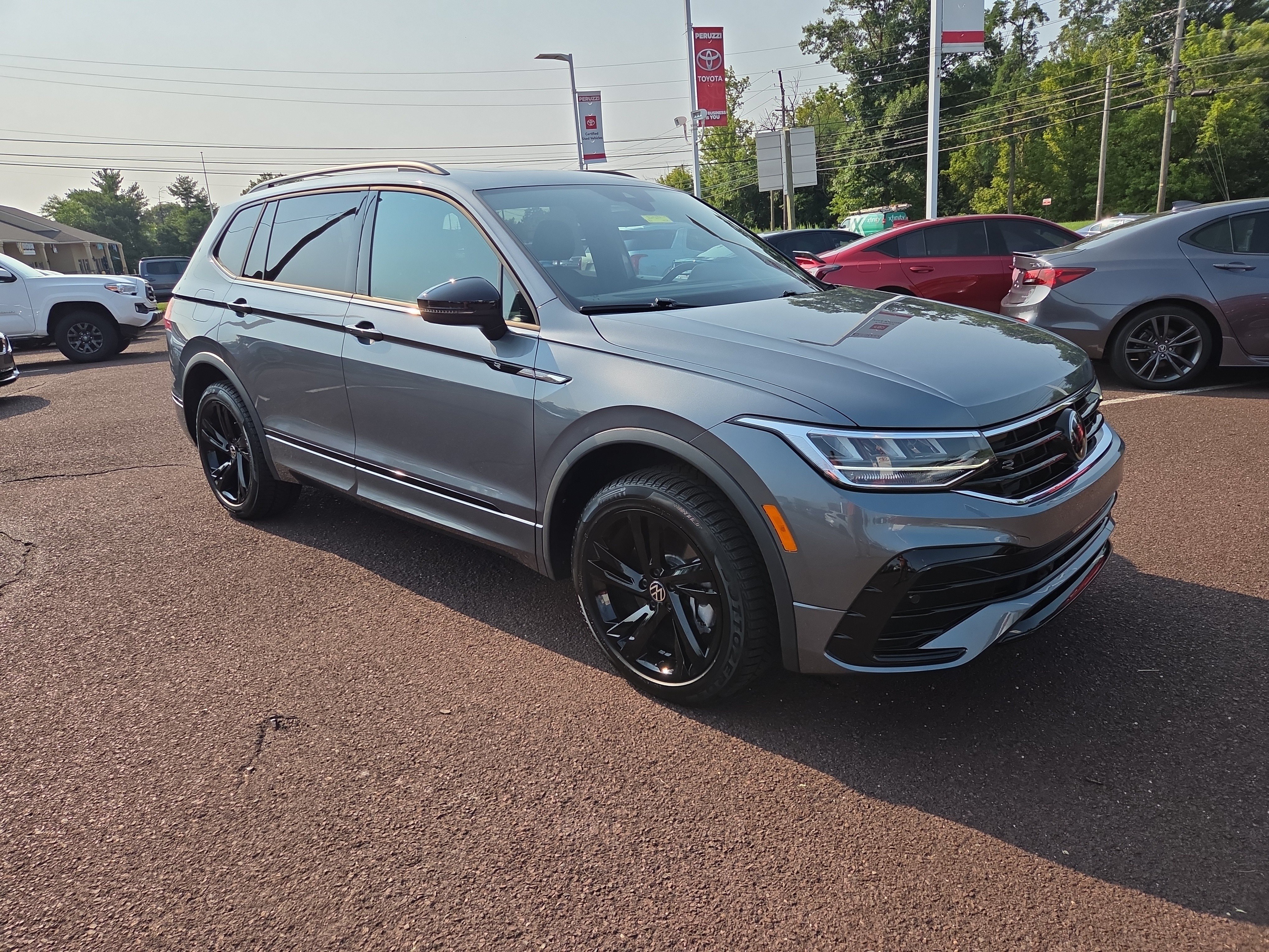 Used 2024 Volkswagen Tiguan SE R-Line AWD/4WD image 1