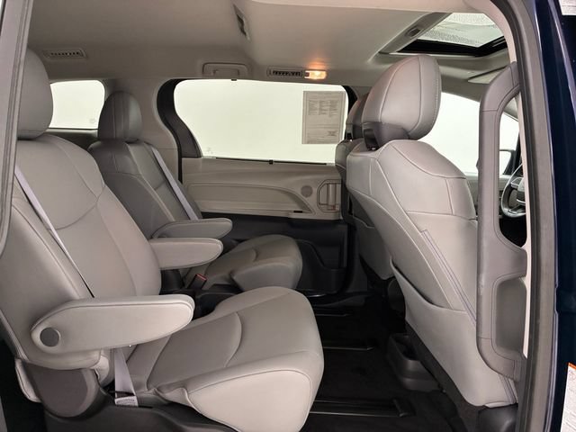 Used 2022 Toyota Sienna XLE FWD image 16