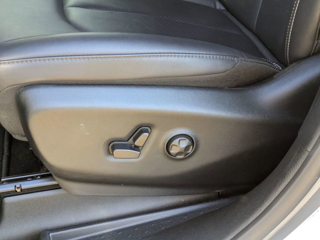 Used 2025 Chrysler Pacifica Select image 16