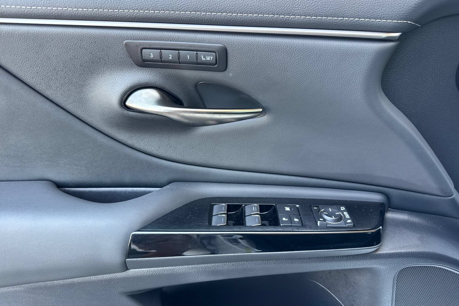 Certified 2025 Lexus ES 350 w/ Premium Package FWD image 12