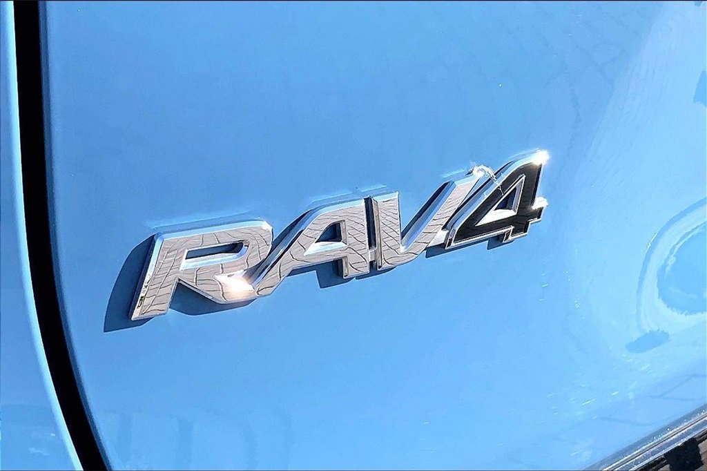 Used 2022 Toyota RAV4 SE image 24