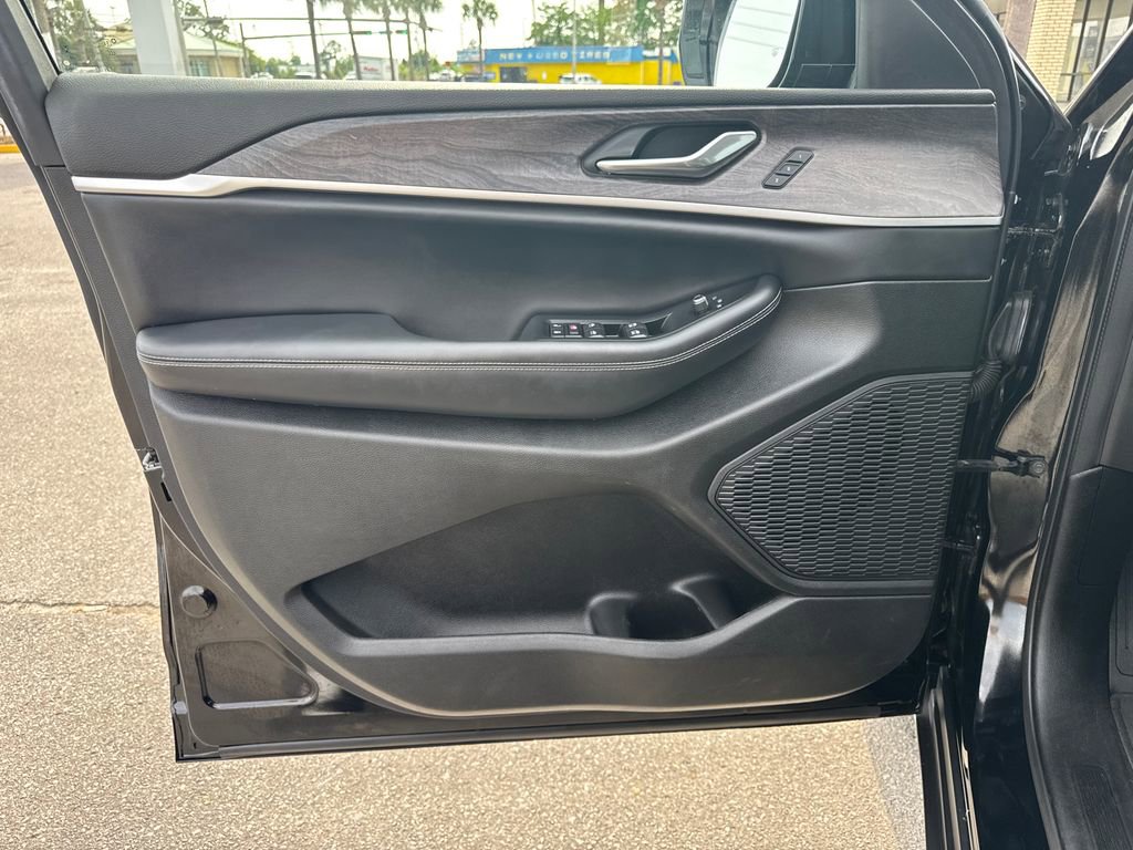 Used 2023 Jeep Grand Cherokee Limited w/ Black Appearance Package RWD image 10